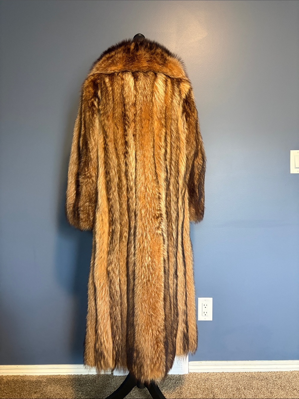 Vintage Renfrew Furs Tanuki (Japanese Raccoon) Full Length Fur Coat | Luxe 1979 - Picture 7 of 13